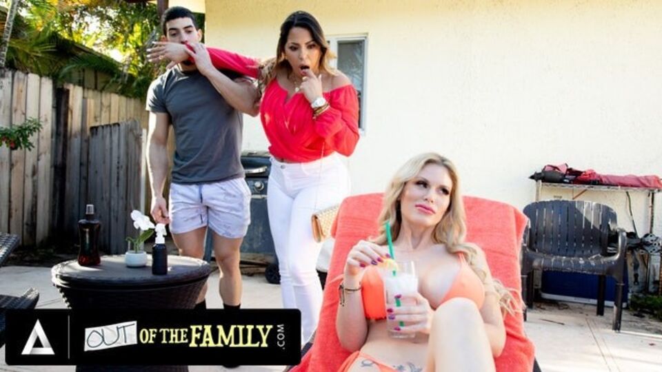 Out Of The Family - escena de latina