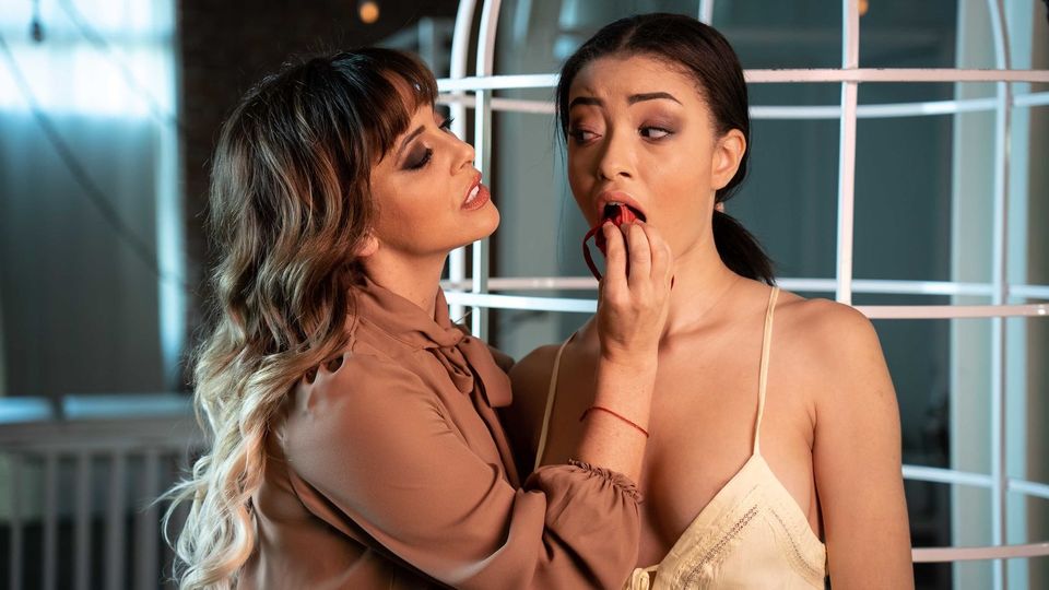 Engenhosa Cherie Deville e Scarlett Bloom estrelando em Tirando a roupa safado