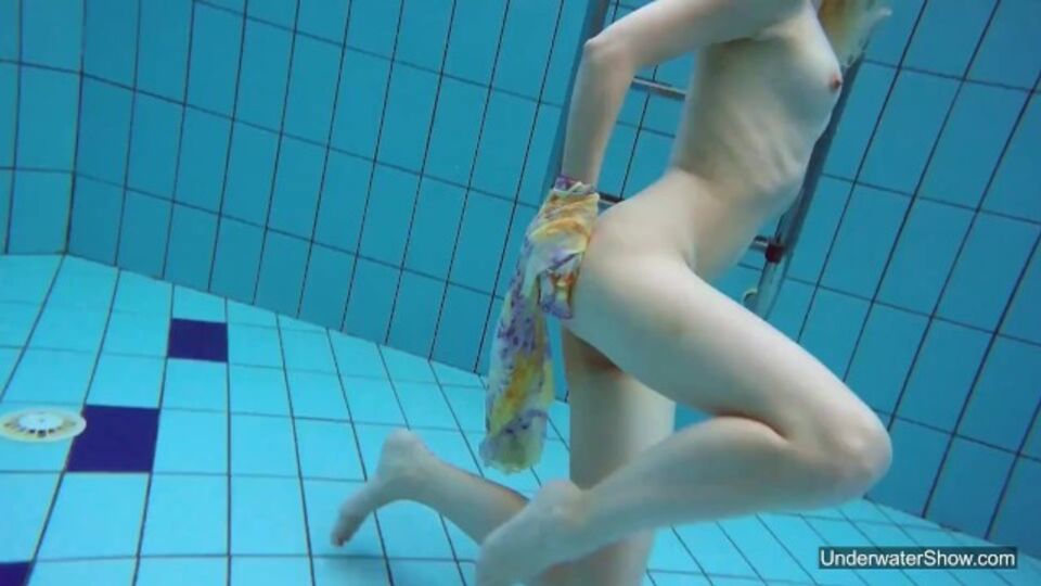 Schmeichelhafte Traumfrau - Teenie Pornofilm - Underwater Show