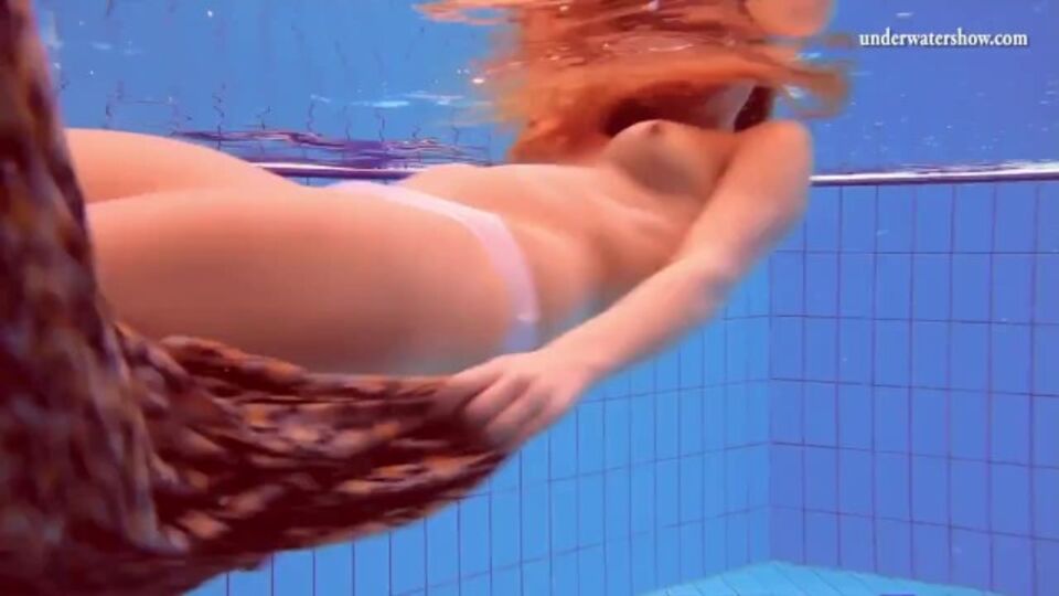 Vídeo con la alegre pareja con hermanastra de Underwater Show