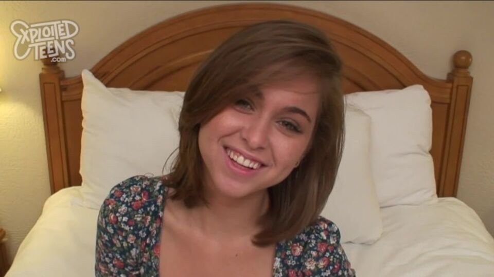 Amateur Sexstreifen mit süßer Riley Reid von Exxx Teens