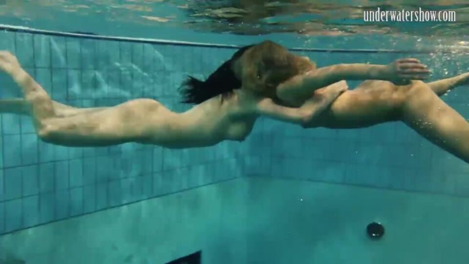 Succosa in sesso tette grosse di Underwater Show