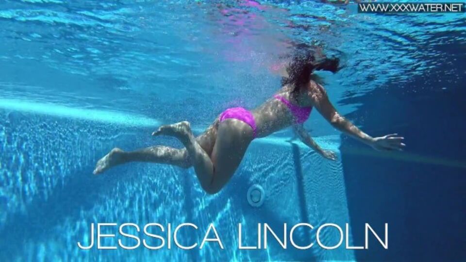 Underwater Show featuring Jessica Lincoln and Jessica's juicy ass action