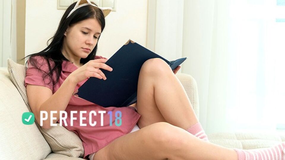 Masturbation Sexstreifen mit leichtfüßiger Schlampe von Perfect 18