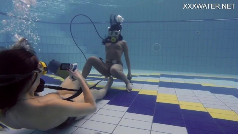 Puppenhafte Adeline - Fetisch Sexfilm - Underwater Show