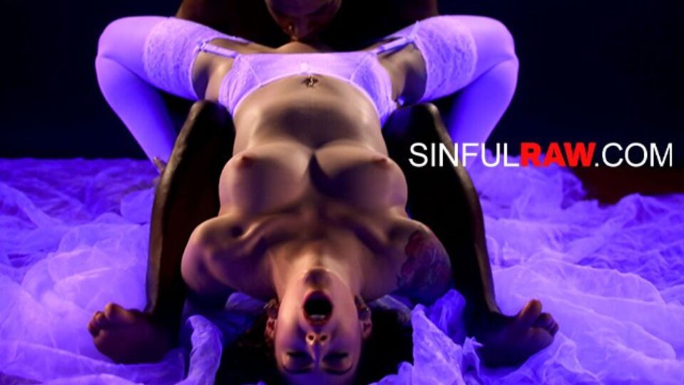 L'enjôleuse Anna De Ville - bande-annonce hardcore - Sinful Raw