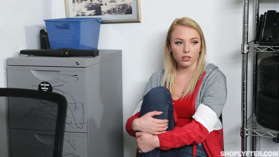 Dixie Lynn in Umgedrehte Reiterstellung Porno von Shoplyfter