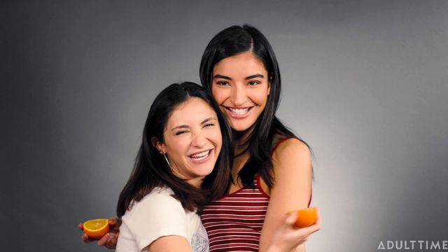 Jane Wilde y Emily Willis en clip de depilada de The Oral Experiment