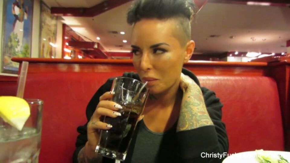 Regardez vidéo de la captivante Christy Mack