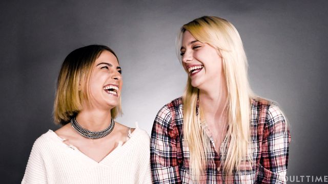 Rodaje de la alegre Kenna y Kristen de tetas pequeñas 