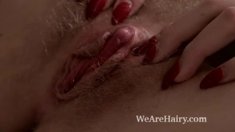 Adelanto con la juguetona Trillium con medias largas de We Are Hairy