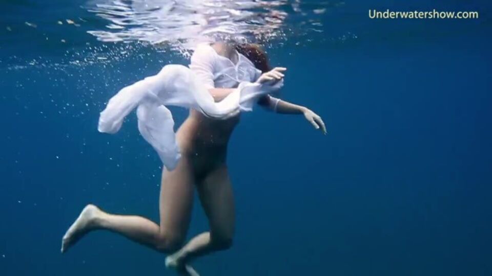 Chica soñada en rodaje de hembras de Underwater Show