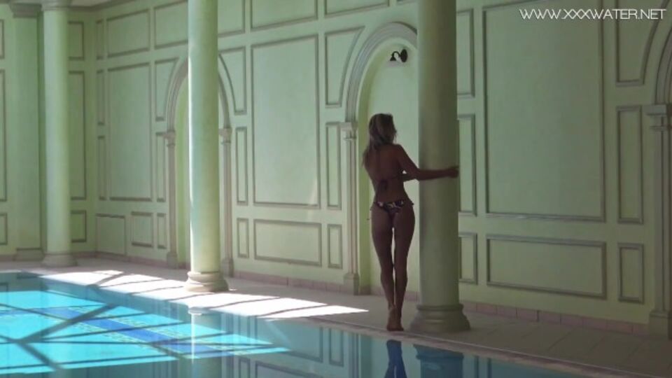 Mary Kalisy dans vidéo star du porno de Underwater Show