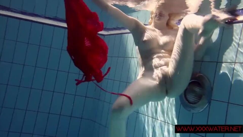 Séquence de excitant avec la lascive Lucie de Underwater Show