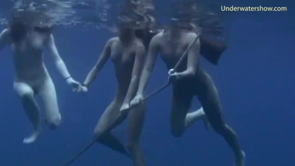 Toma con la deseable cachorrita con hd de Underwater Show