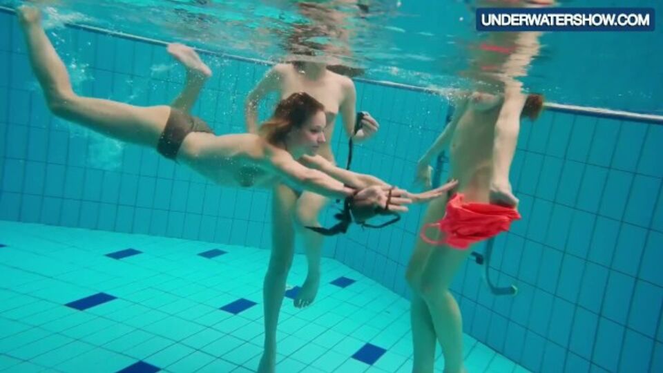 Azione nuoto con allettante escort di Underwater Show