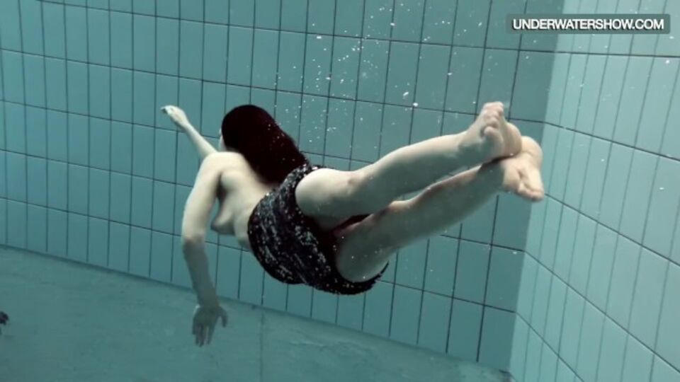 Film de piscine avec la luxurieuse  Loris de Underwater Show