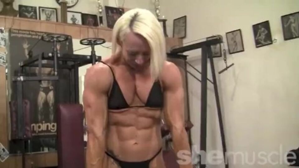 Female Muscle Network - clip bionda