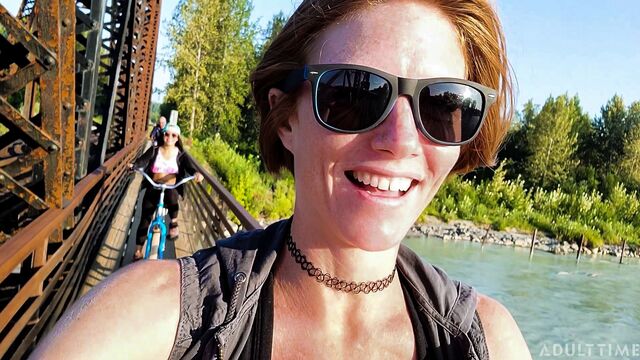 Pornografía de desnudándose protagonizado por la puta Katie Kush y Lana Mars