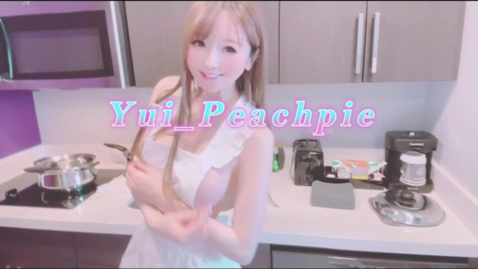 Yui Peachpie em fantasia com novos membros da família delícia no Verified Amateurs