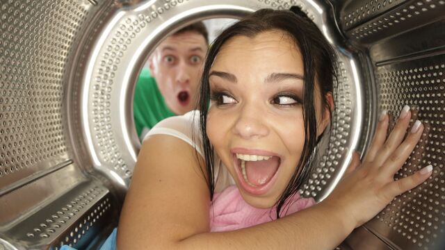 Brazzers Exxtra apresenta oral sexo da Sofia Lee