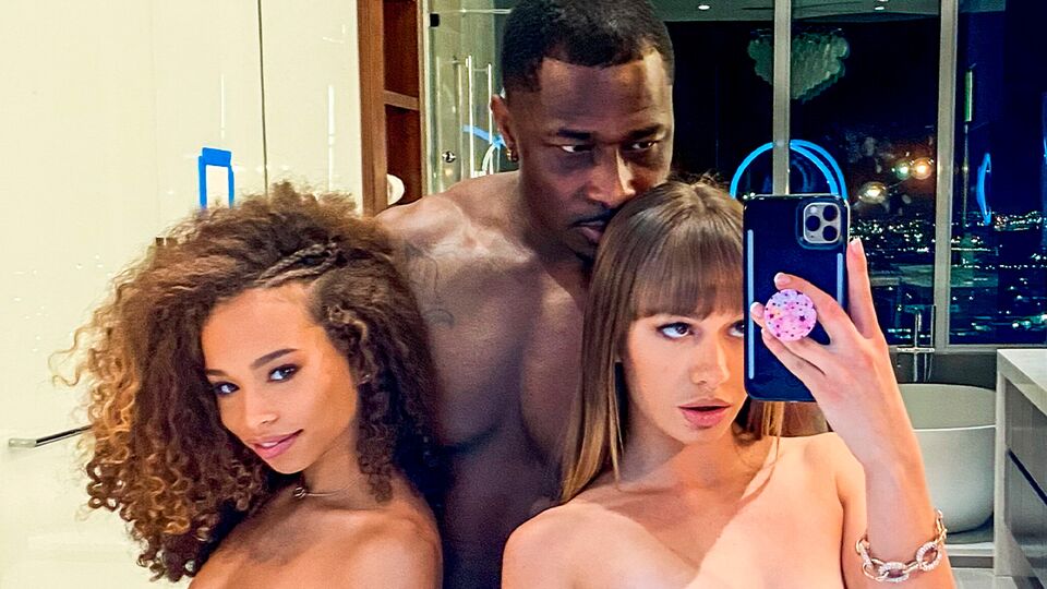 Naomi Swann e Cecilia Lion em na cama filmagem no Blacked Raw