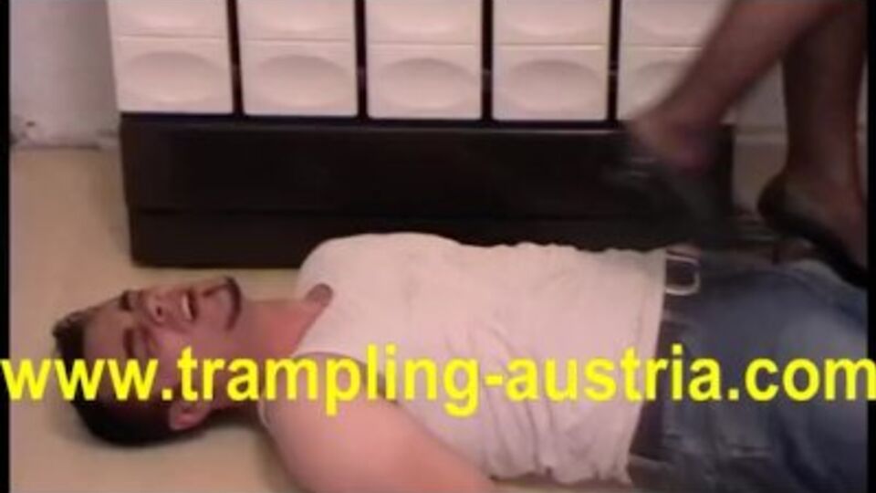 Lady in Füße Sexfilm von Trampling Austria