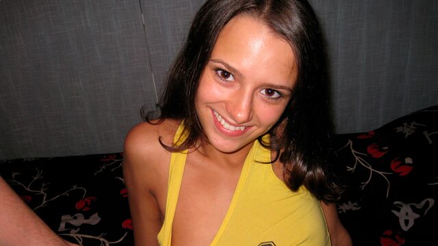 La torride Nickel en vedette dans porno cheveux longs