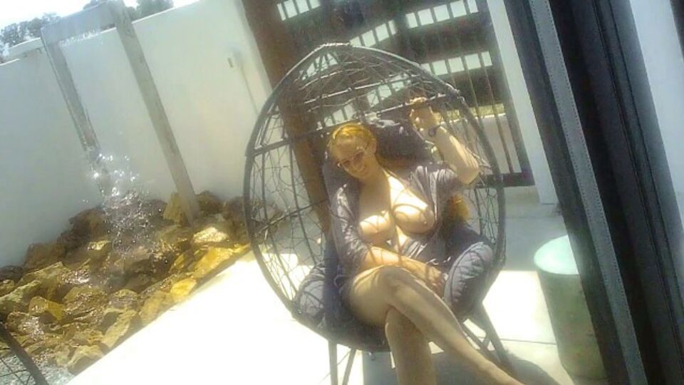 La romantique RedQueen88 dans clip public