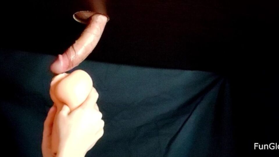 Sortuda FunGloryHole estrelando em webcam pornô