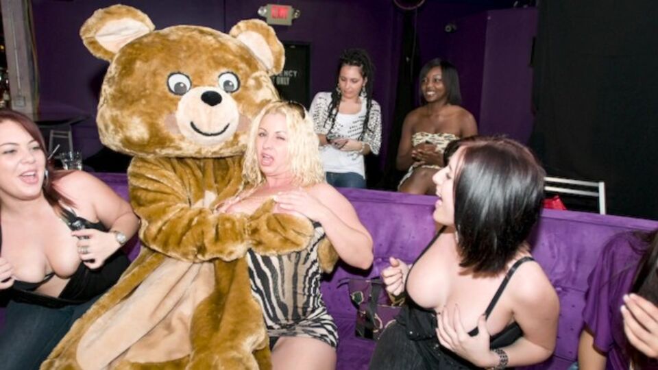 L'élégante July Jones - vidéo faciale - Dancing Bear