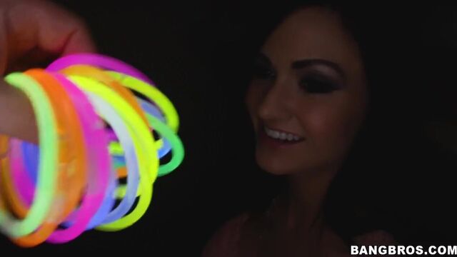 Tugjobs presenta oscenità segaiola con Kendall Karson