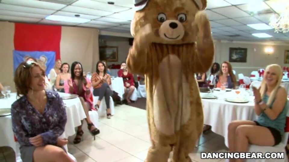 Dancing Bear présente pornographie hd de mignonne