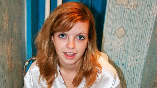 घर में बनाई गई विड. Young Libertines से अच्छी तरह से आनुपातिक Simona के साथ