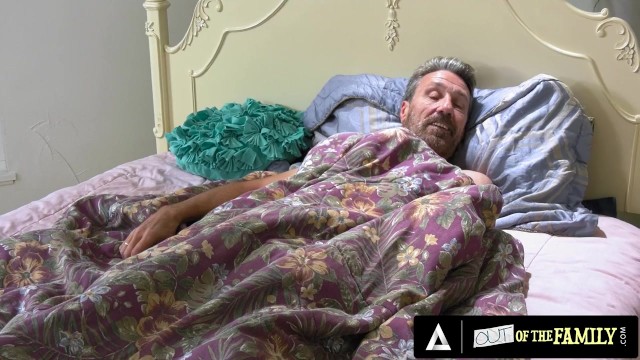 Adelanto de estrella porno protagonizado por la impúdica Steve Holmes