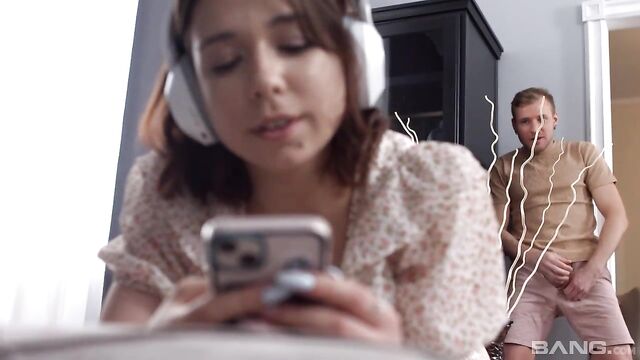 My Pussy Is So Tight presenta pornografía con las cabello corto de Thea Lun