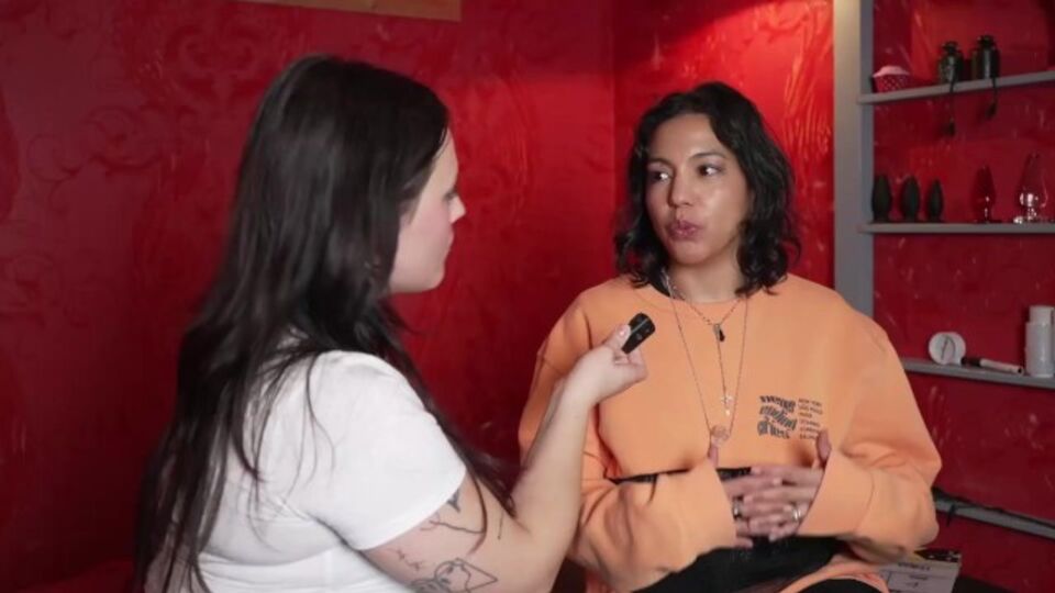 Gut aussehende Mia Stone und Miss Flora - Pornostar Film - Cheex