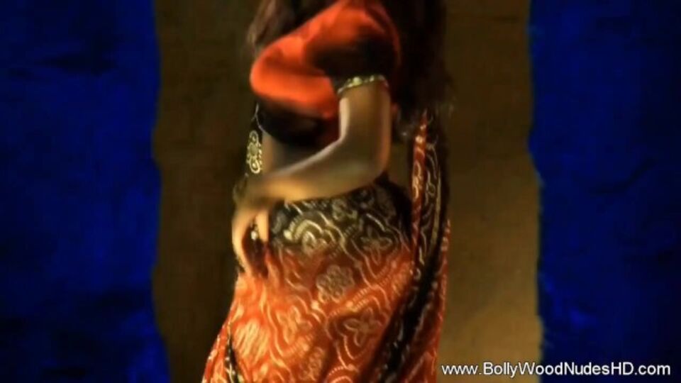 Adelanto con la escultural Mysterious y India con árabe de Bollywood Nudes HD