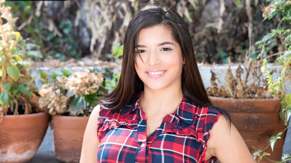Gabriela Lopez en película de desnudándose de Naughty Mag