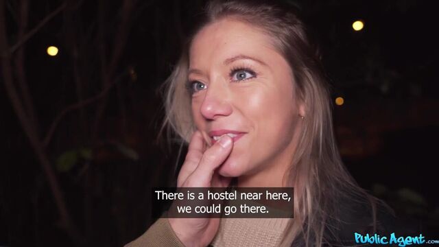 L'incomparable Ashley Morena en vedette dans action cheveux lisses