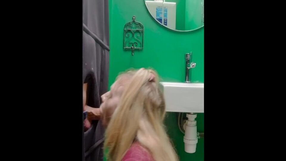 Porno con la asombrosa ninfómana con chupando pollas de Brit Studio