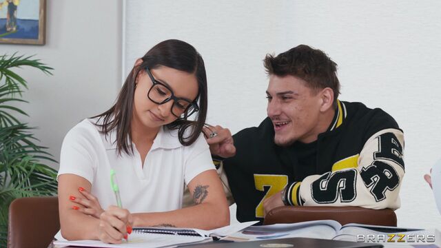 Brazzers Exxtra präsentiert Hailey Rose's Natürliche Titten Sexstreifen