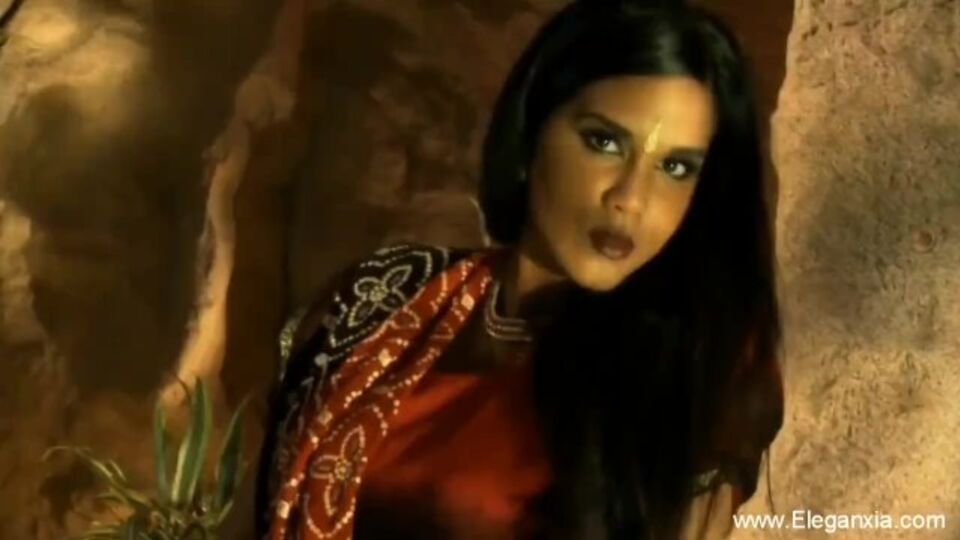 La placentera leona - escena de tetas grandes - Eleganxia