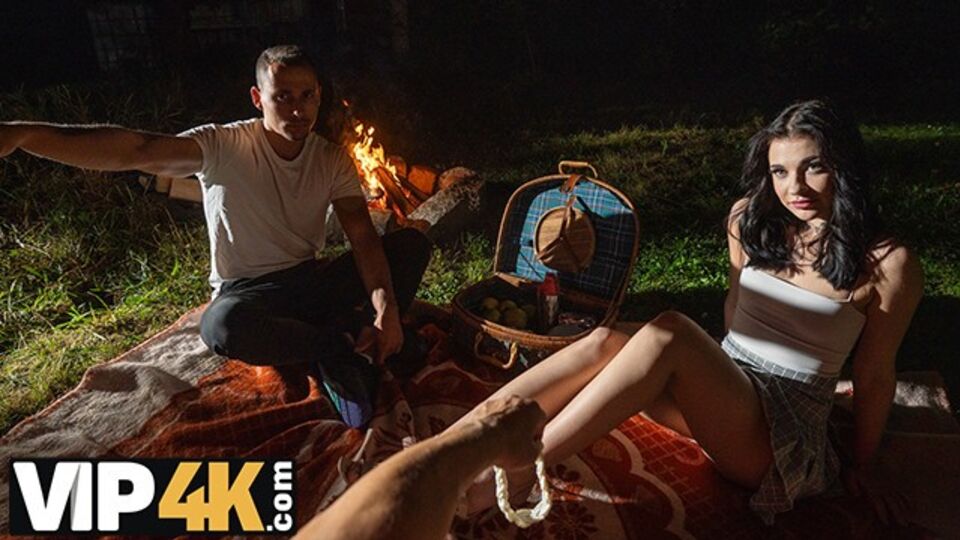 Hunt4k presenta acción con las pechos pequeños de Steve Q