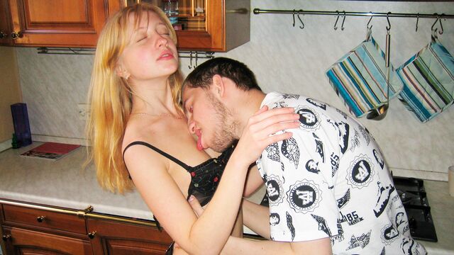 Porno con la admirable Abba con rubia de Young Libertines