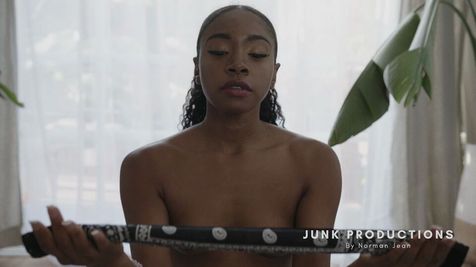 Junk Productions apresenta grande pau preto filme da Amari Anne e Chris Blaccwood