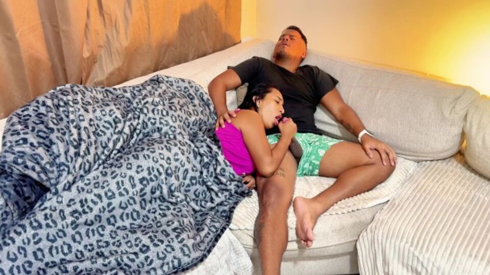 Requintada Leyne Rodriguez estrelando em Sofás sexo
