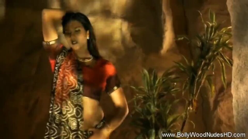 Clip con la afrodisíaca jovencita con música de Bollywood Nudes HD