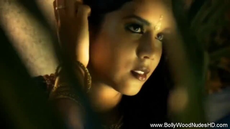 La puta chica en toma de striptease