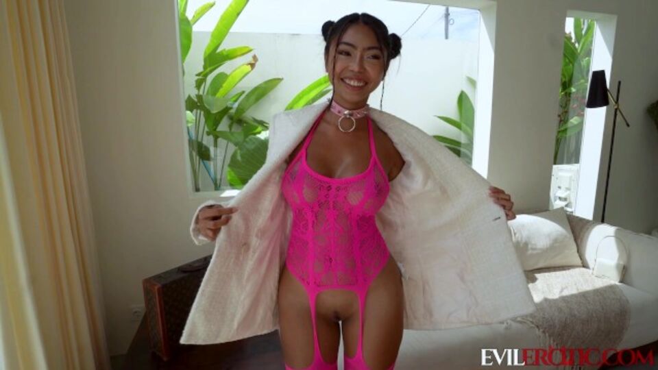 Porno de la ramera chica de chica masturbándose 